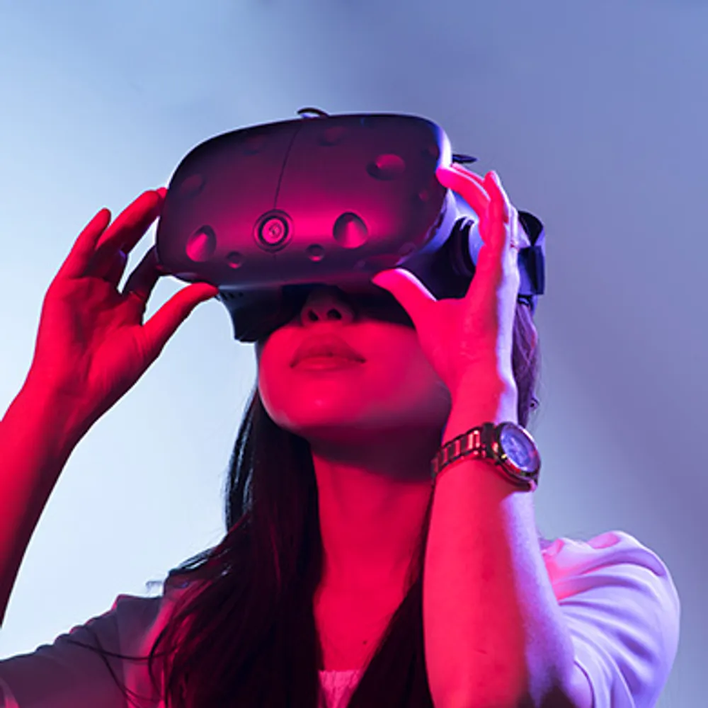 A student where Virtual Reality goggles.