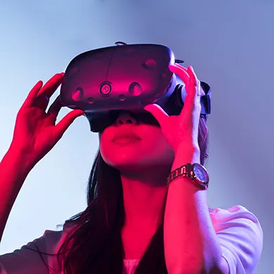 A student where Virtual Reality goggles.